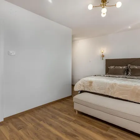 2 Bedroom Beautiful In Holiday home *