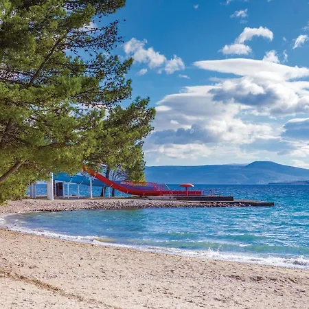 2 Bedroom Beautiful In Holiday home *