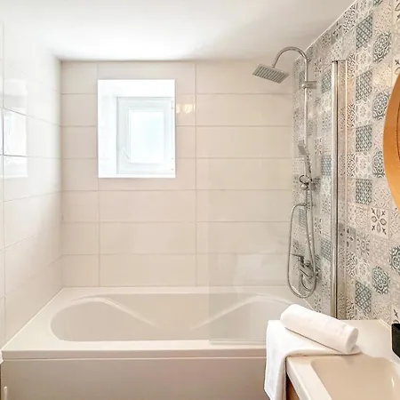 Vikendica 2 Bedroom Lovely In
